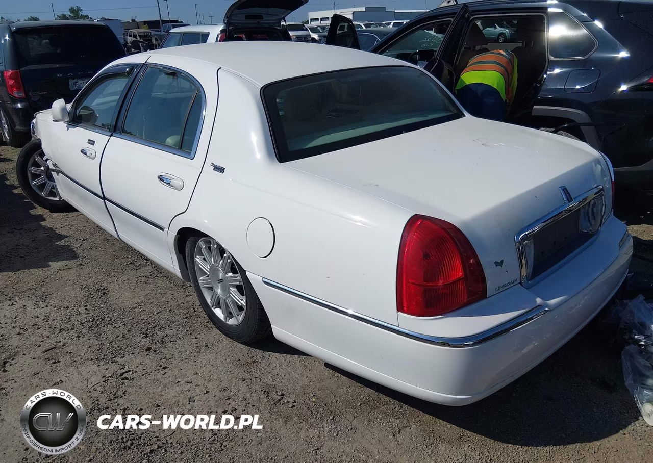 2009 Lincoln Town Car Signature Limited VIN:2LNHM82V89X629465 - 3