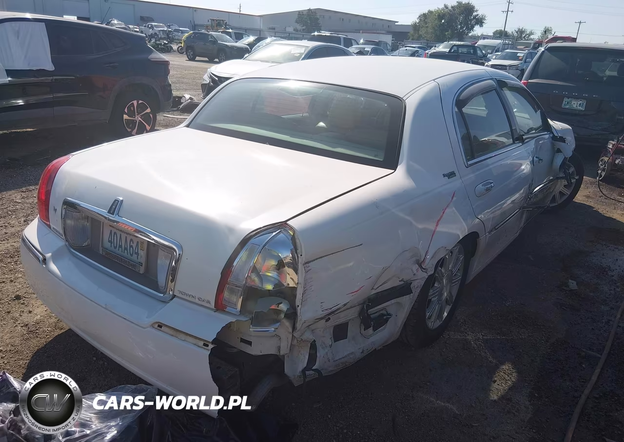 2009 Lincoln Town Car Signature Limited VIN:2LNHM82V89X629465 - 4