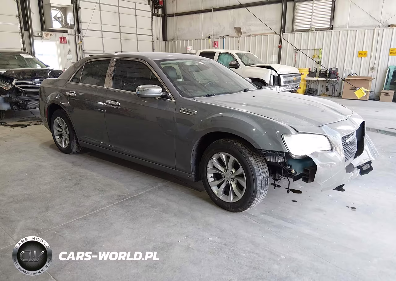 2018 Chrysler 300 Touring VIN:2C3CCAAG4JH275166 - 1