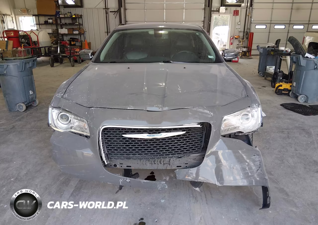 2018 Chrysler 300 Touring VIN:2C3CCAAG4JH275166 - 11