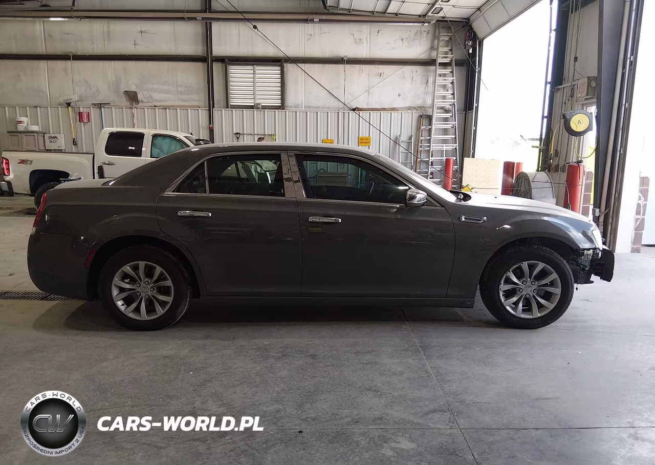 2018 Chrysler 300 Touring VIN:2C3CCAAG4JH275166 - 12