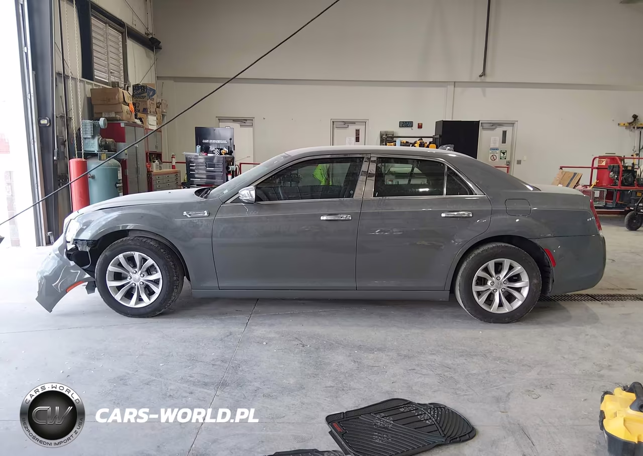 2018 Chrysler 300 Touring VIN:2C3CCAAG4JH275166 - 13