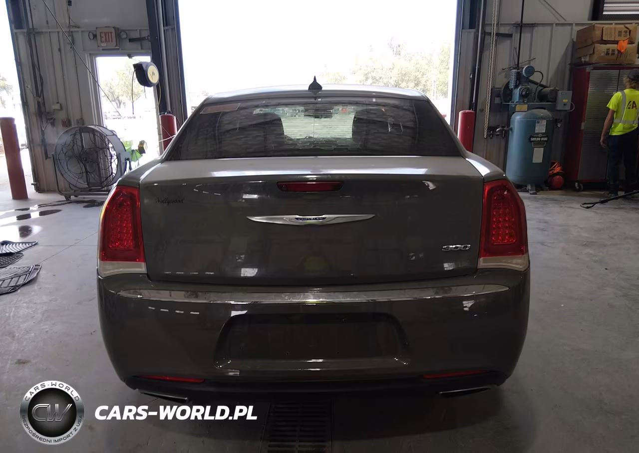2018 Chrysler 300 Touring VIN:2C3CCAAG4JH275166 - 15
