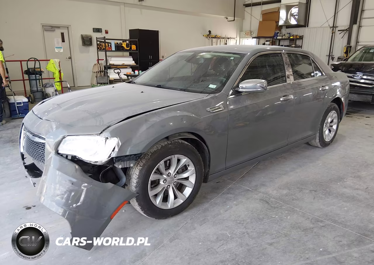 2018 Chrysler 300 Touring VIN:2C3CCAAG4JH275166 - 2