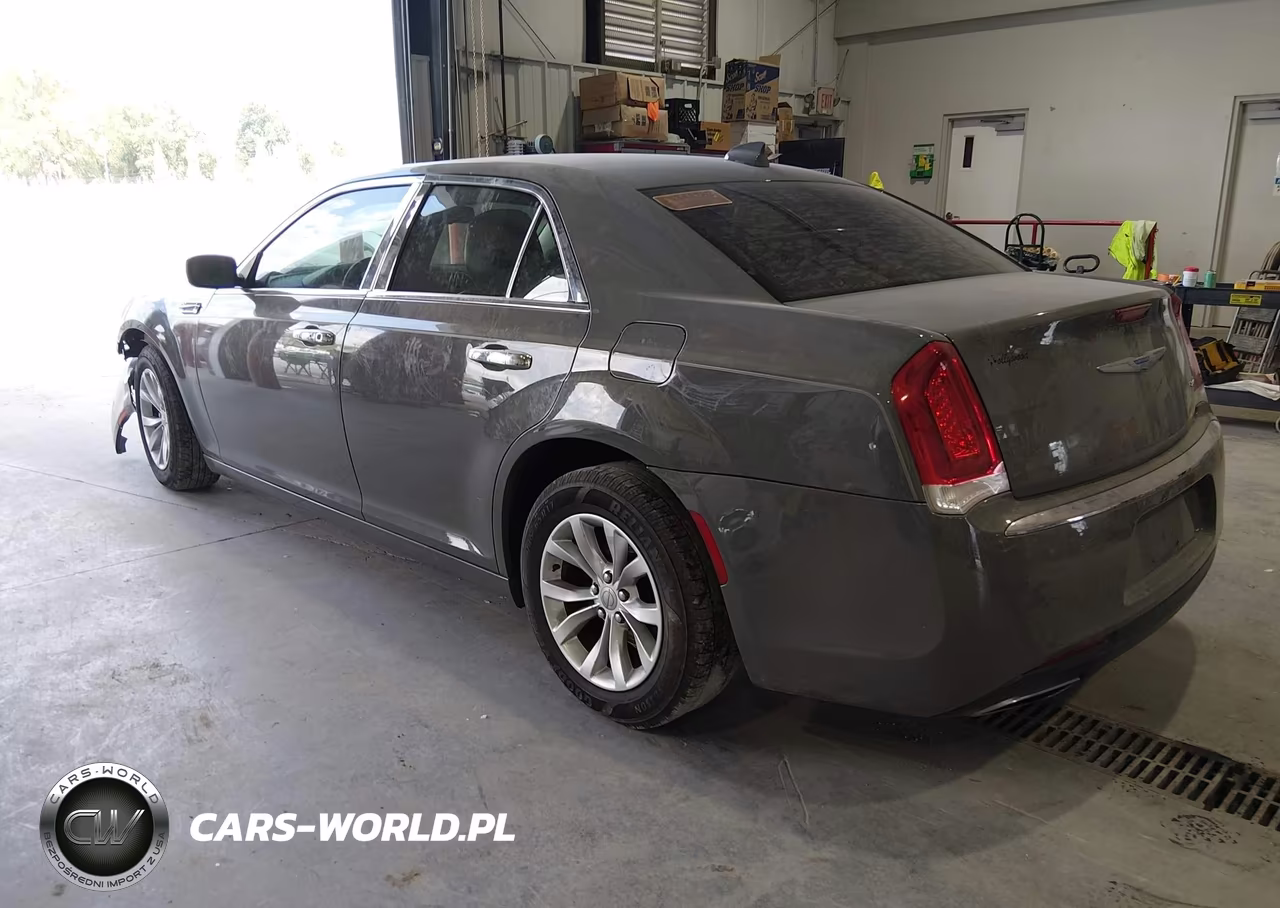 2018 Chrysler 300 Touring VIN:2C3CCAAG4JH275166 - 3