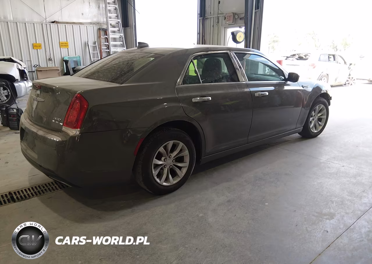 2018 Chrysler 300 Touring VIN:2C3CCAAG4JH275166 - 4