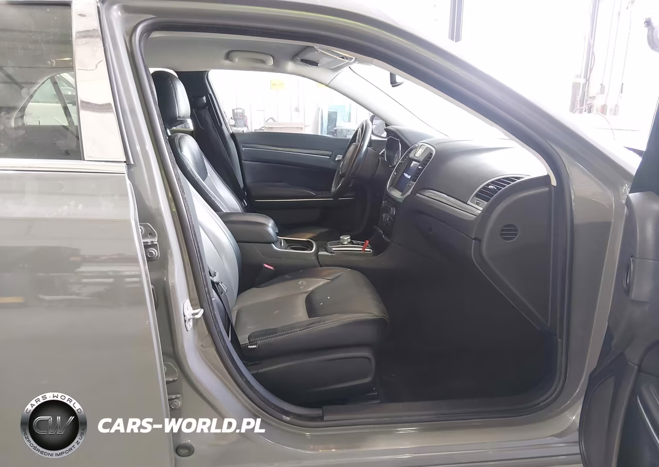 2018 Chrysler 300 Touring VIN:2C3CCAAG4JH275166 - 5