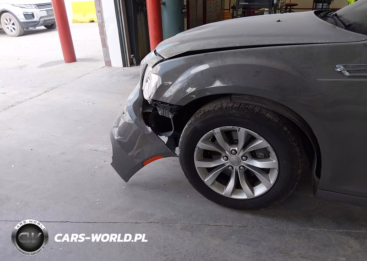 2018 Chrysler 300 Touring VIN:2C3CCAAG4JH275166 - 6