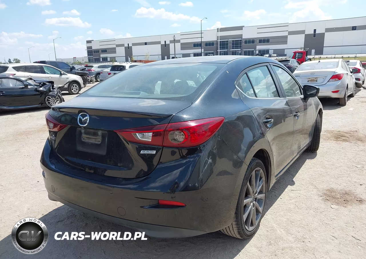 2018 Mazda Mazda3 Touring VIN:3MZBN1V39JM208232 - 4
