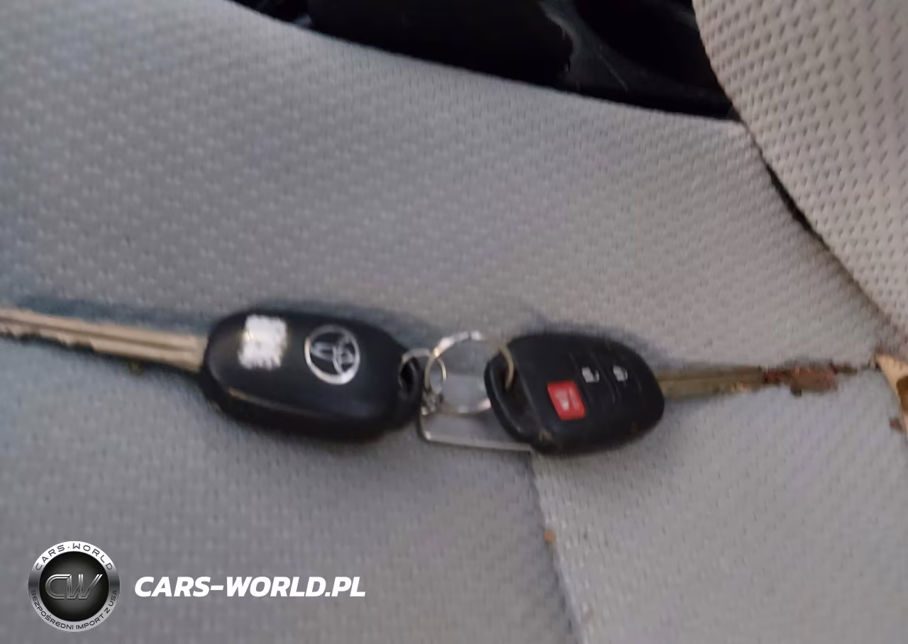 2012 Toyota Prius C One VIN:JTDKDTB35C1510560 - 11