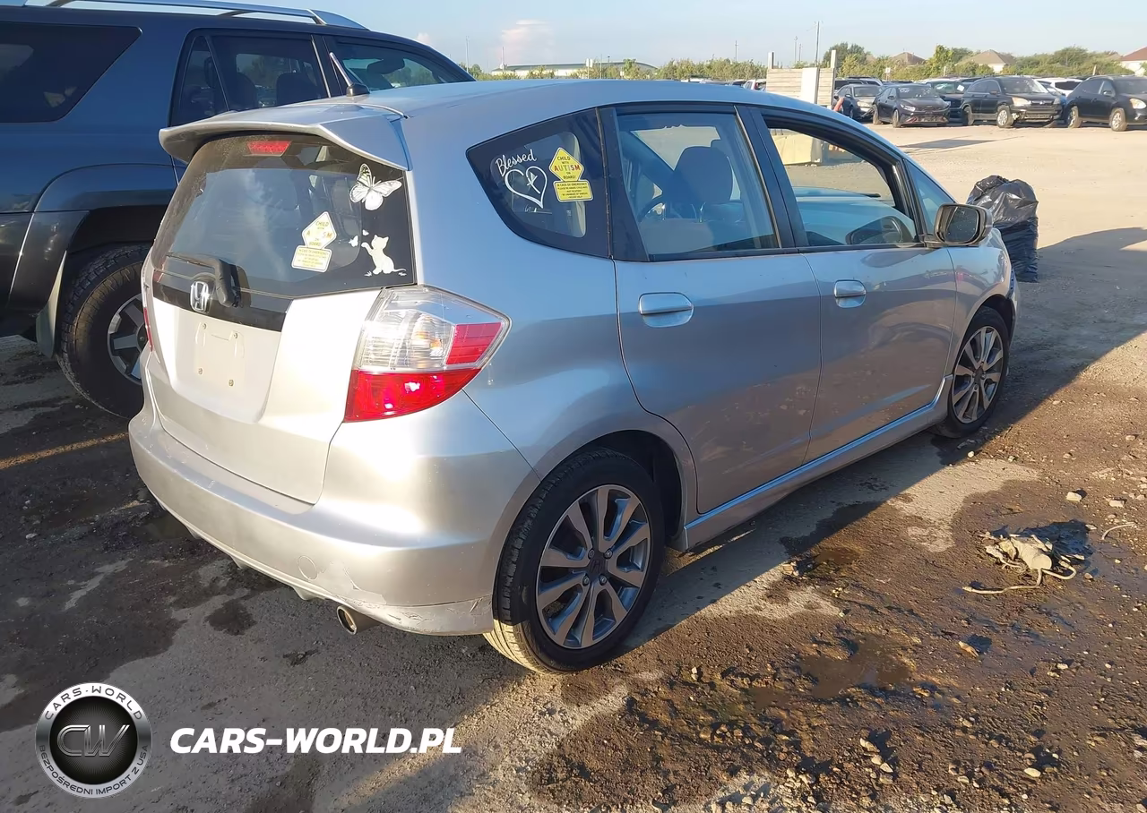 2013 Honda Fit Sport VIN:JHMGE8H51DC027855 - 4