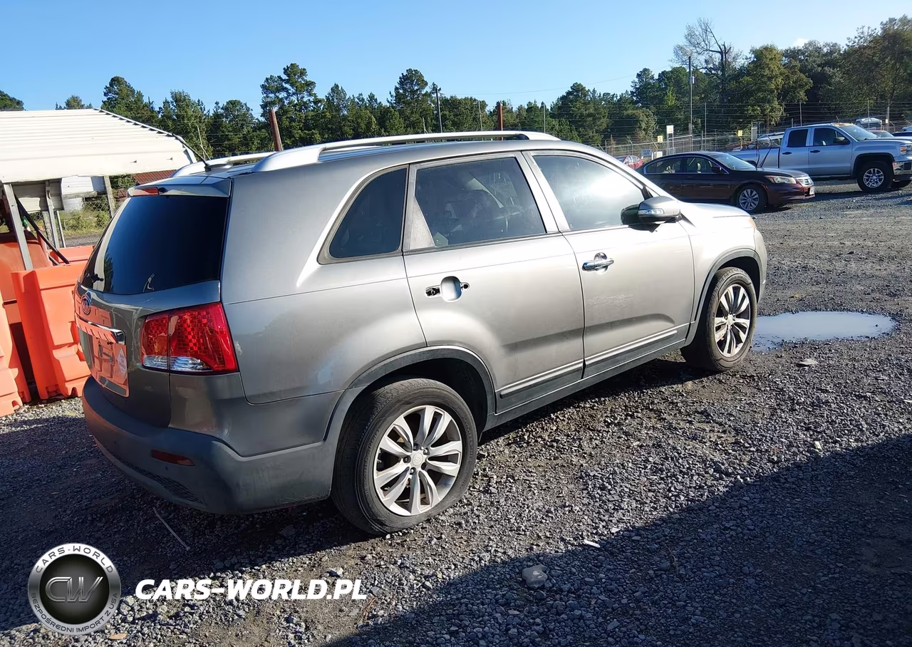 2011 Kia Sorento Lx V6 VIN:5XYKT4A29BG133165 - 4