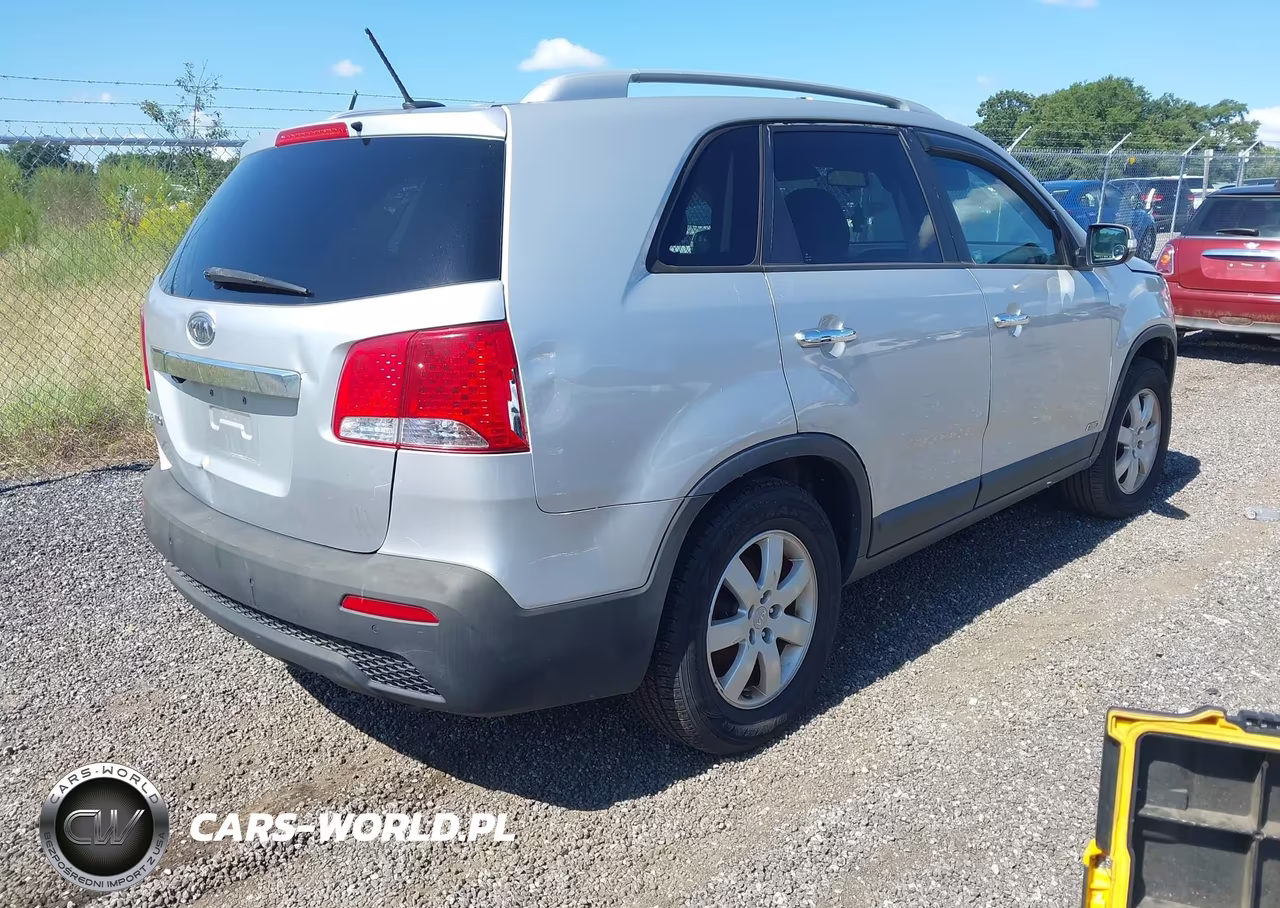2013 Kia Sorento Lx VIN:5XYKTDA65DG407192 - 4