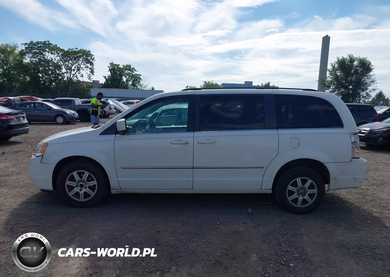 2010 Chrysler Town & Country Touring VIN:2A4RR5D14AR288877 - 14