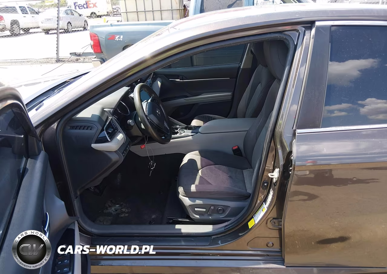 2019 Toyota Camry Le VIN:4T1B11HK7KU249999 - 17