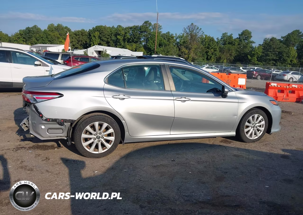 2018 Toyota Camry Le VIN:4T1B11HK6JU103222 - 13