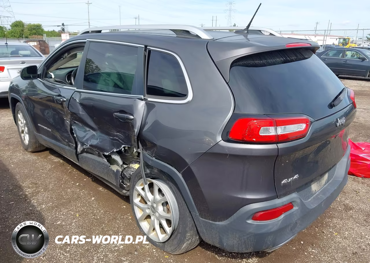 2015 Jeep Cherokee Latitude VIN:1C4PJMCS4FW686713 - 3