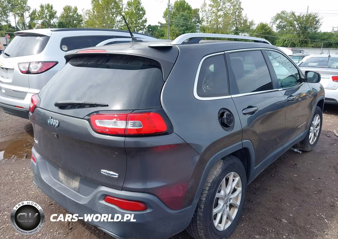 2015 Jeep Cherokee Latitude VIN:1C4PJMCS4FW686713 - 4