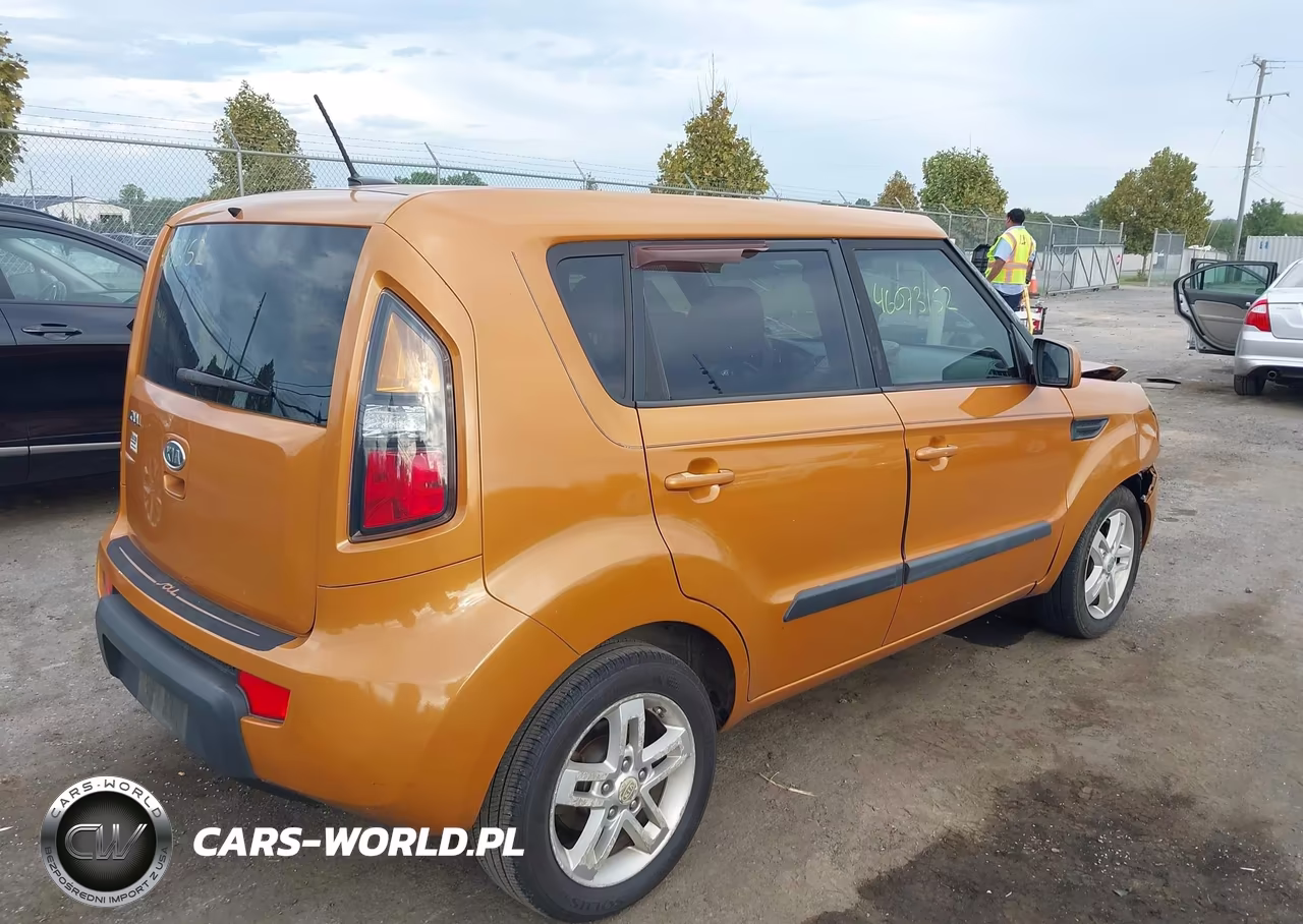 2011 Kia Soul + VIN:KNDJT2A2XB7319293 - 4