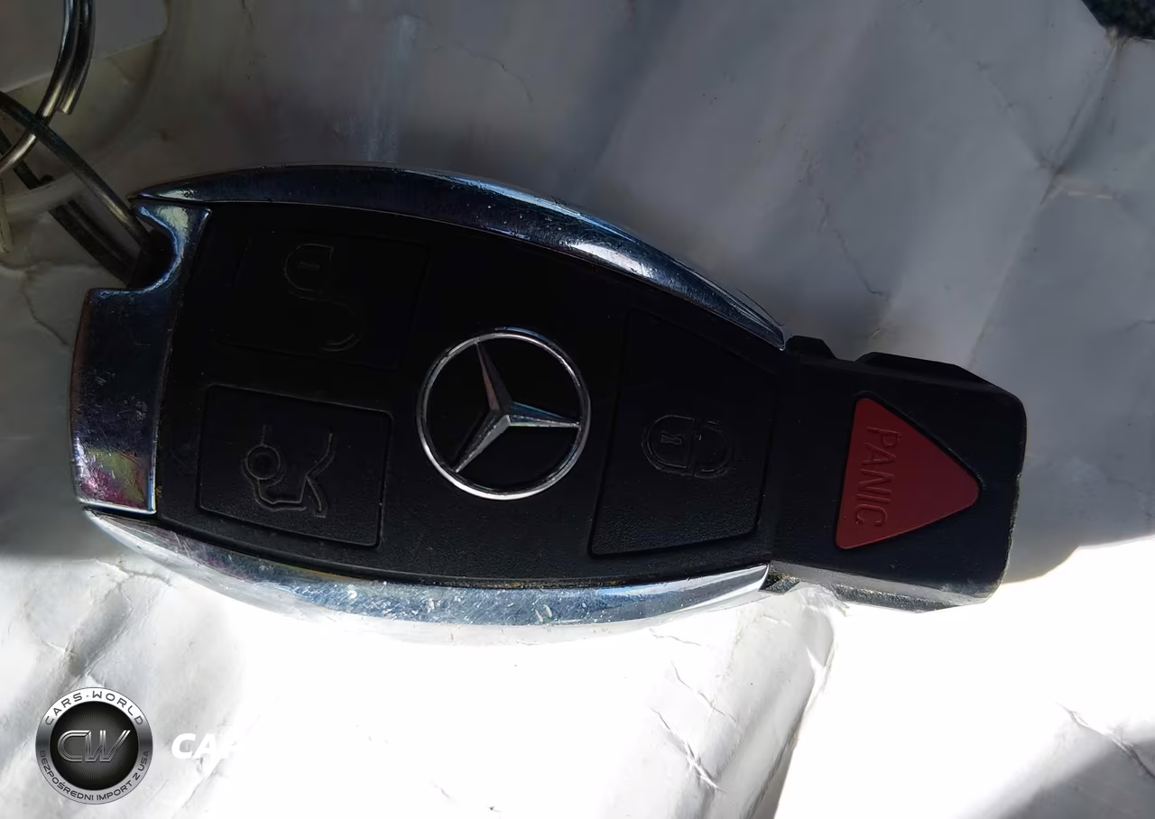 2018 Mercedes-Benz C 300 VIN:55SWF4JB1JU243723 - 11