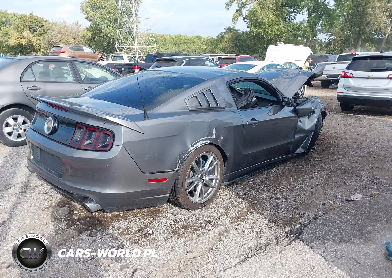 2013 Ford Mustang V6 VIN:1ZVBP8AM3D5272522 - 4