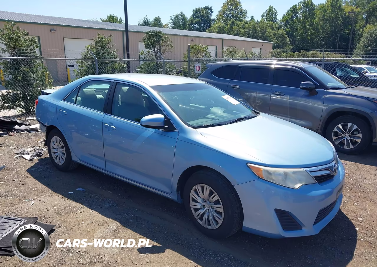 2014 Toyota Camry Le – zdjęcie 1 z 17
