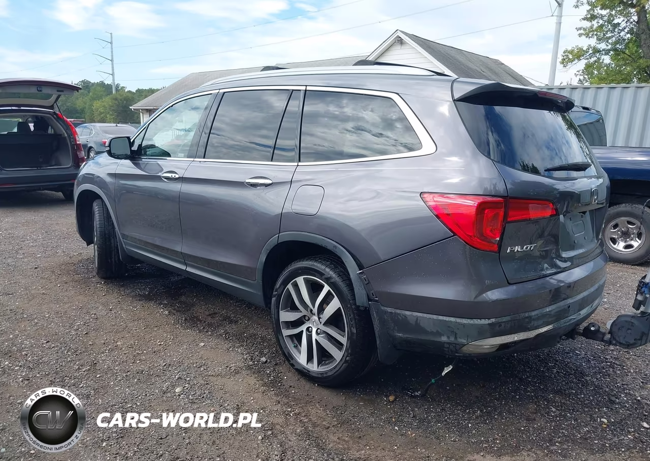 2018 Honda Pilot Touring VIN:5FNYF6H93JB026781 - 3