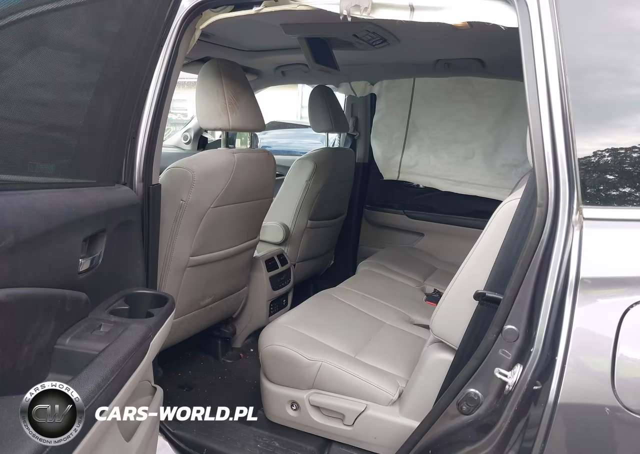 2018 Honda Pilot Touring VIN:5FNYF6H93JB026781 - 8