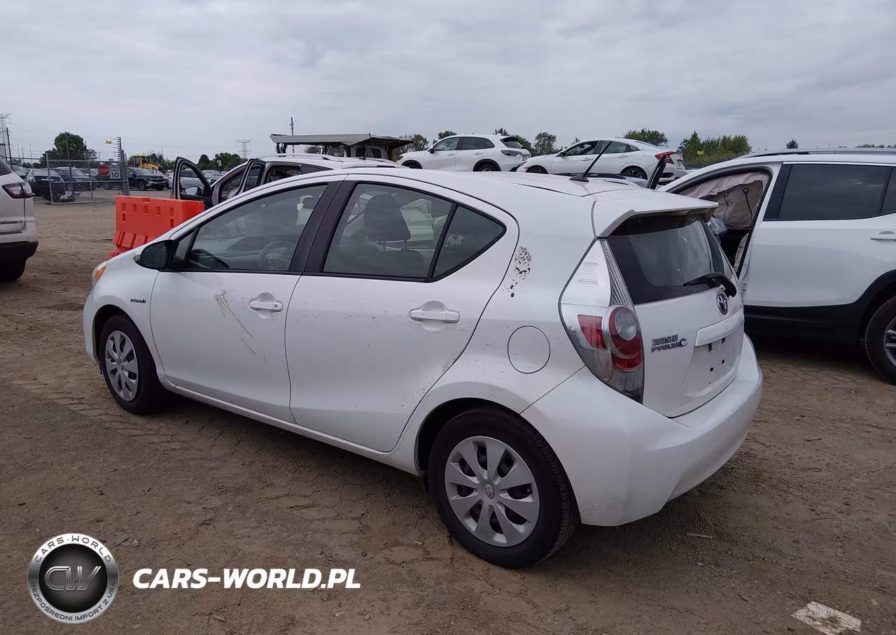 2014 Toyota Prius C Two VIN:JTDKDTB3XE1569512 - 3