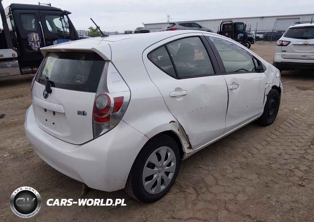 2014 Toyota Prius C Two VIN:JTDKDTB3XE1569512 - 4
