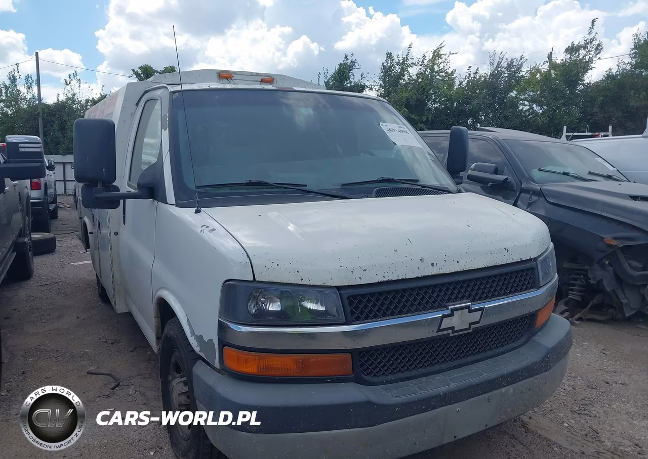 2008 Chevrolet Express Cutaway Work Van VIN:1GBHG31K881217578 - 1