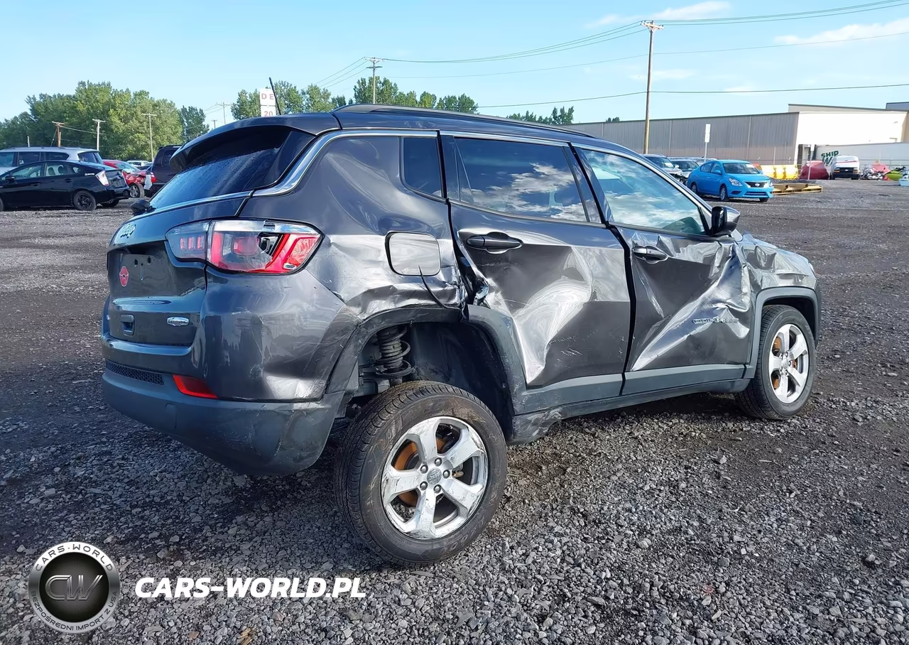 2019 Jeep Compass Latitude 4X4 VIN:3C4NJDBB8KT594013 - 4