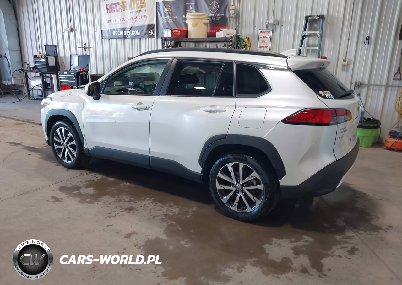 2022 Toyota Corolla Cross Xle VIN:7MUDAABG0NV016613 - 3