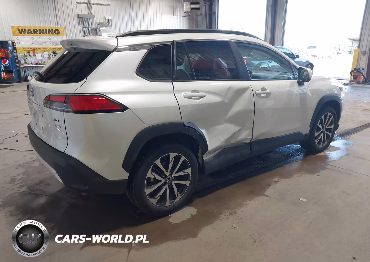2022 Toyota Corolla Cross Xle VIN:7MUDAABG0NV016613 - 4