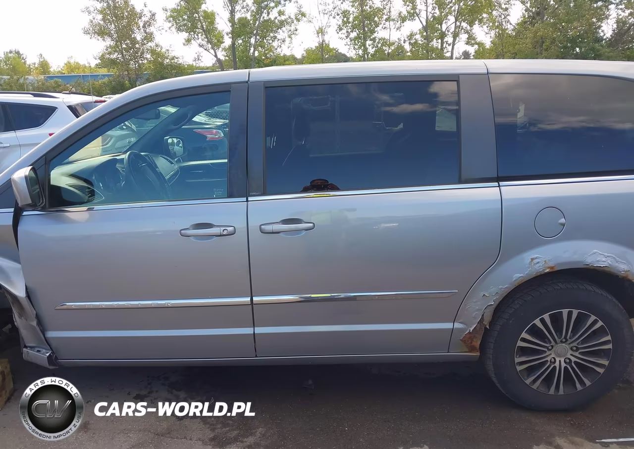 2014 Chrysler Town & Country S VIN:2C4RC1HG3ER225760 - 14