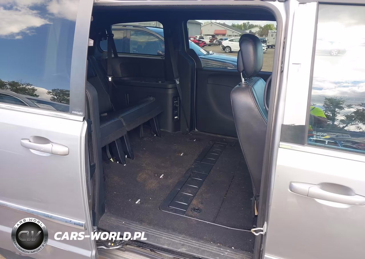 2014 Chrysler Town & Country S VIN:2C4RC1HG3ER225760 - 8