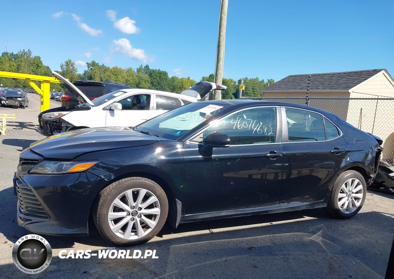 2020 Toyota Camry Le VIN:4T1C11AK4LU337554 - 14
