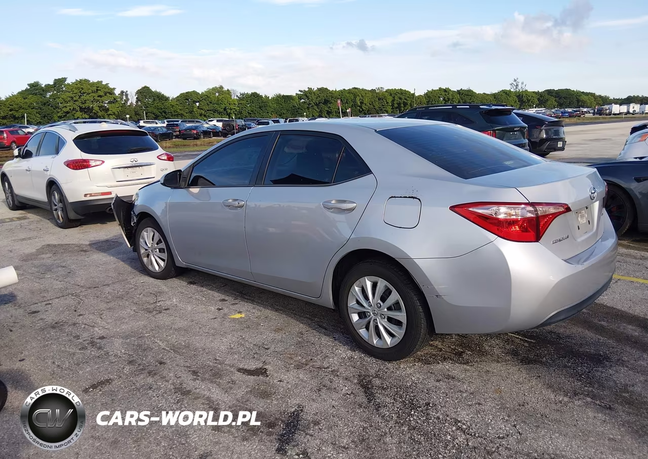 2018 Toyota Corolla Le VIN:5YFBURHE2JP852553 - 3