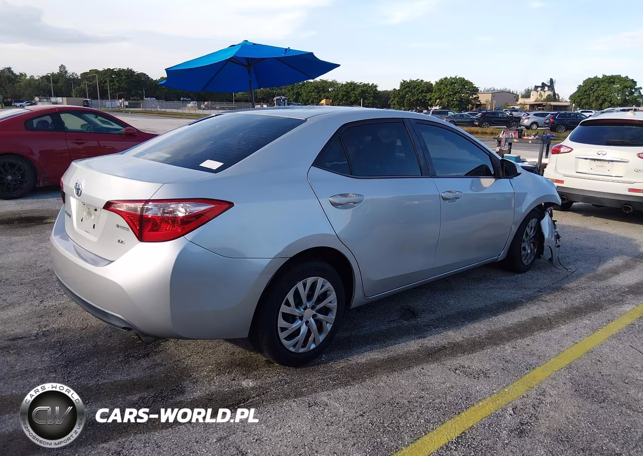 2018 Toyota Corolla Le VIN:5YFBURHE2JP852553 - 4