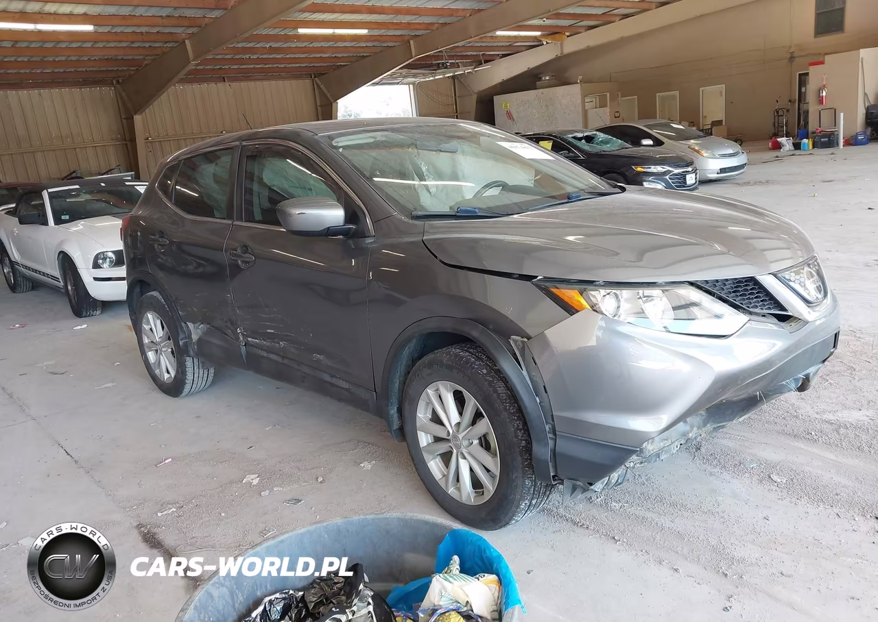 2018 Nissan Rogue Sport S – zdjęcie 1 z 17