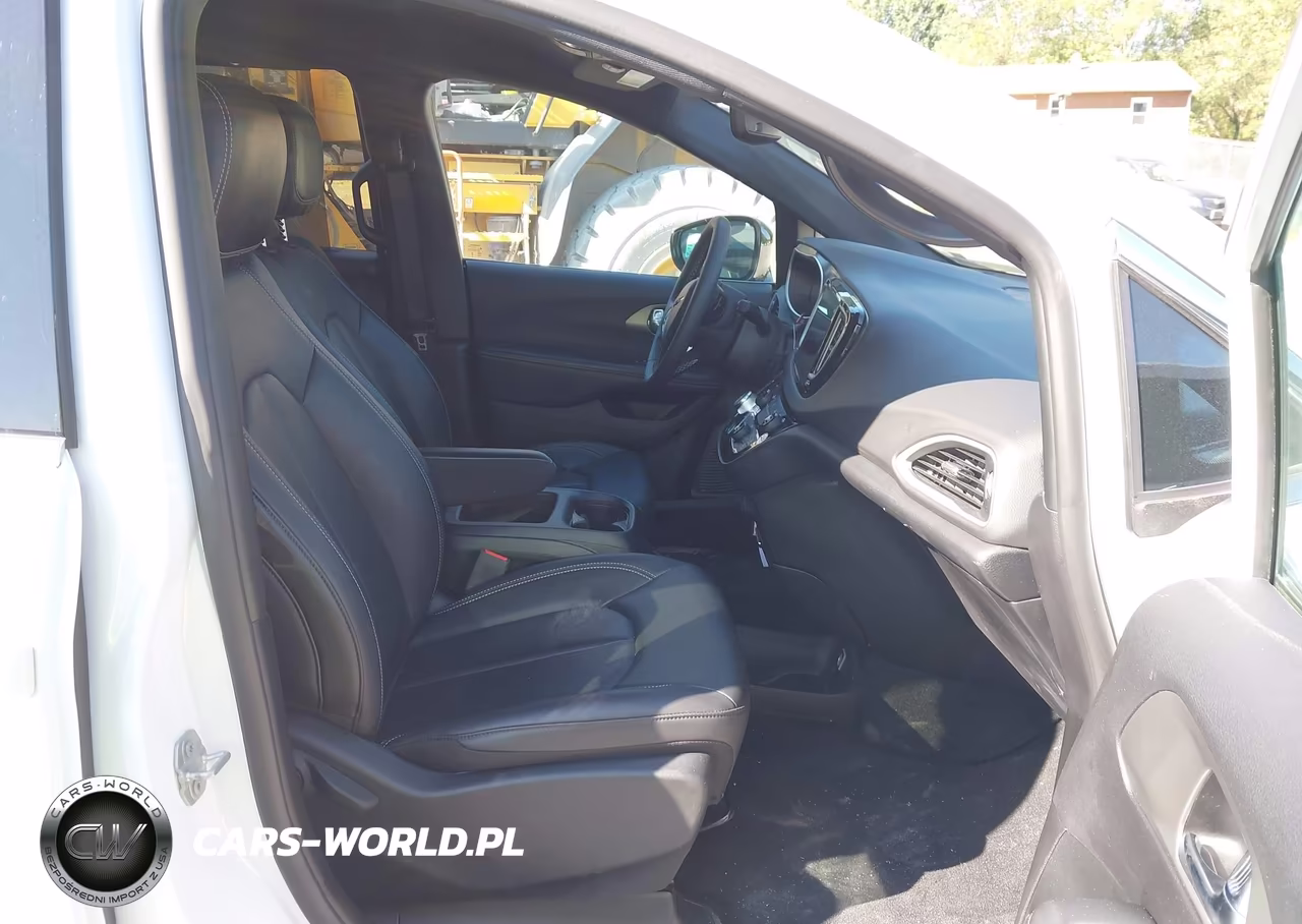 2025 Chrysler Pacifica Select VIN:2C4RC1BG2SR555989 - 5