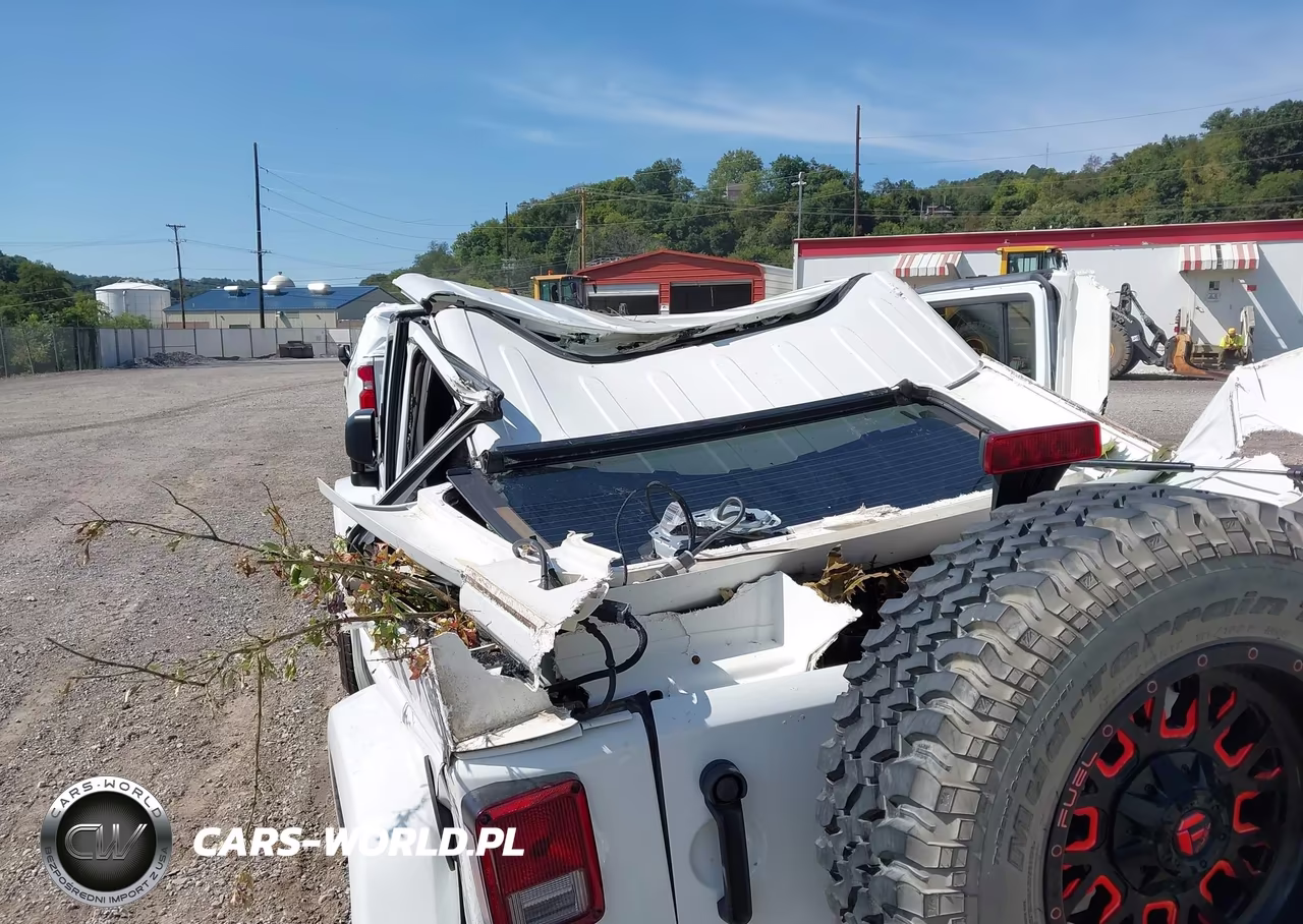 2015 Jeep Wrangler Unlimited Sahara VIN:1C4BJWEG2FL767144 - 17
