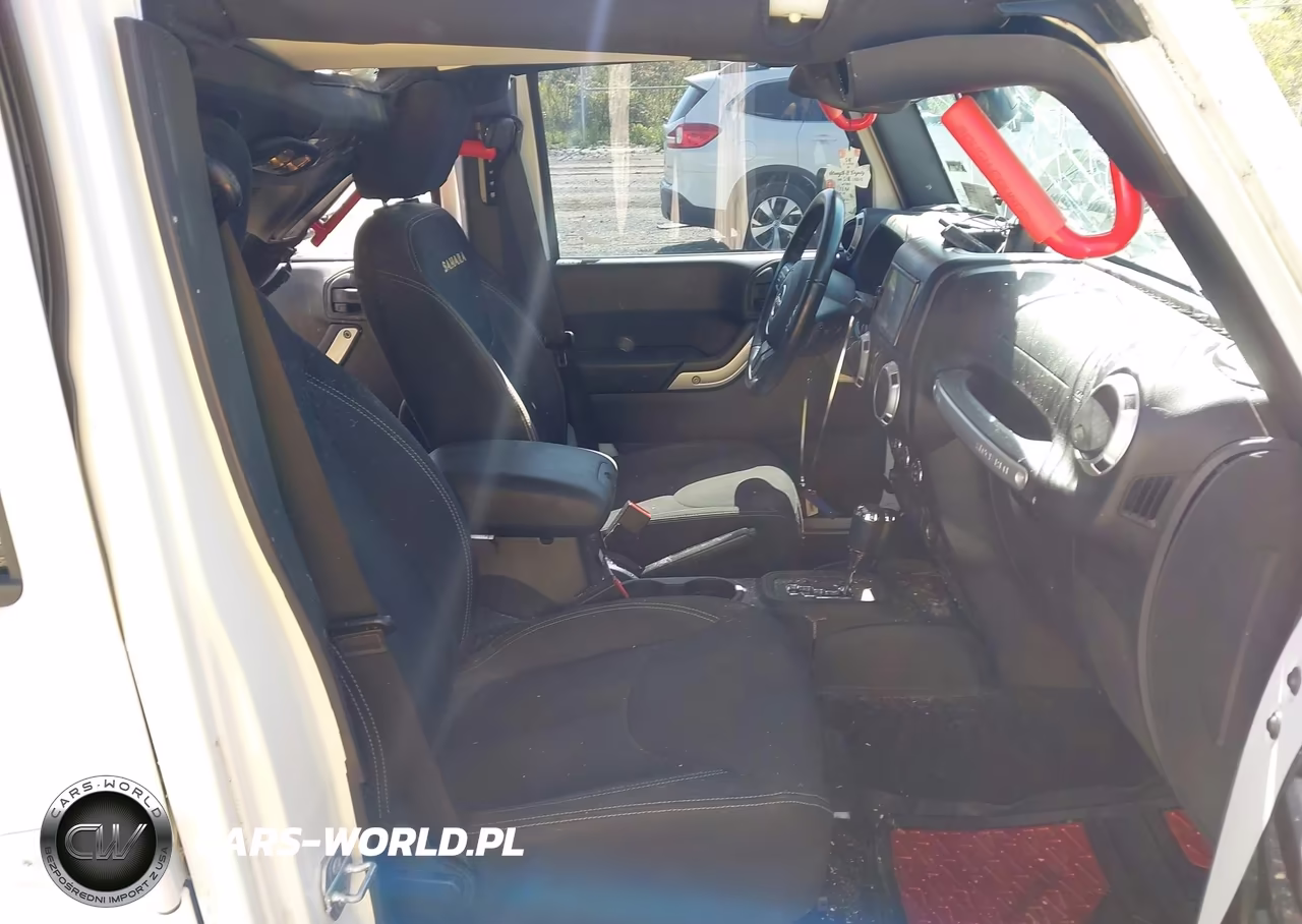 2015 Jeep Wrangler Unlimited Sahara VIN:1C4BJWEG2FL767144 - 5