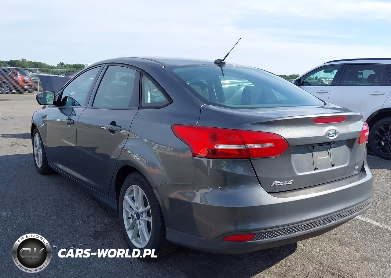 2018 Ford Focus Se VIN:1FADP3F21JL288608 - 3