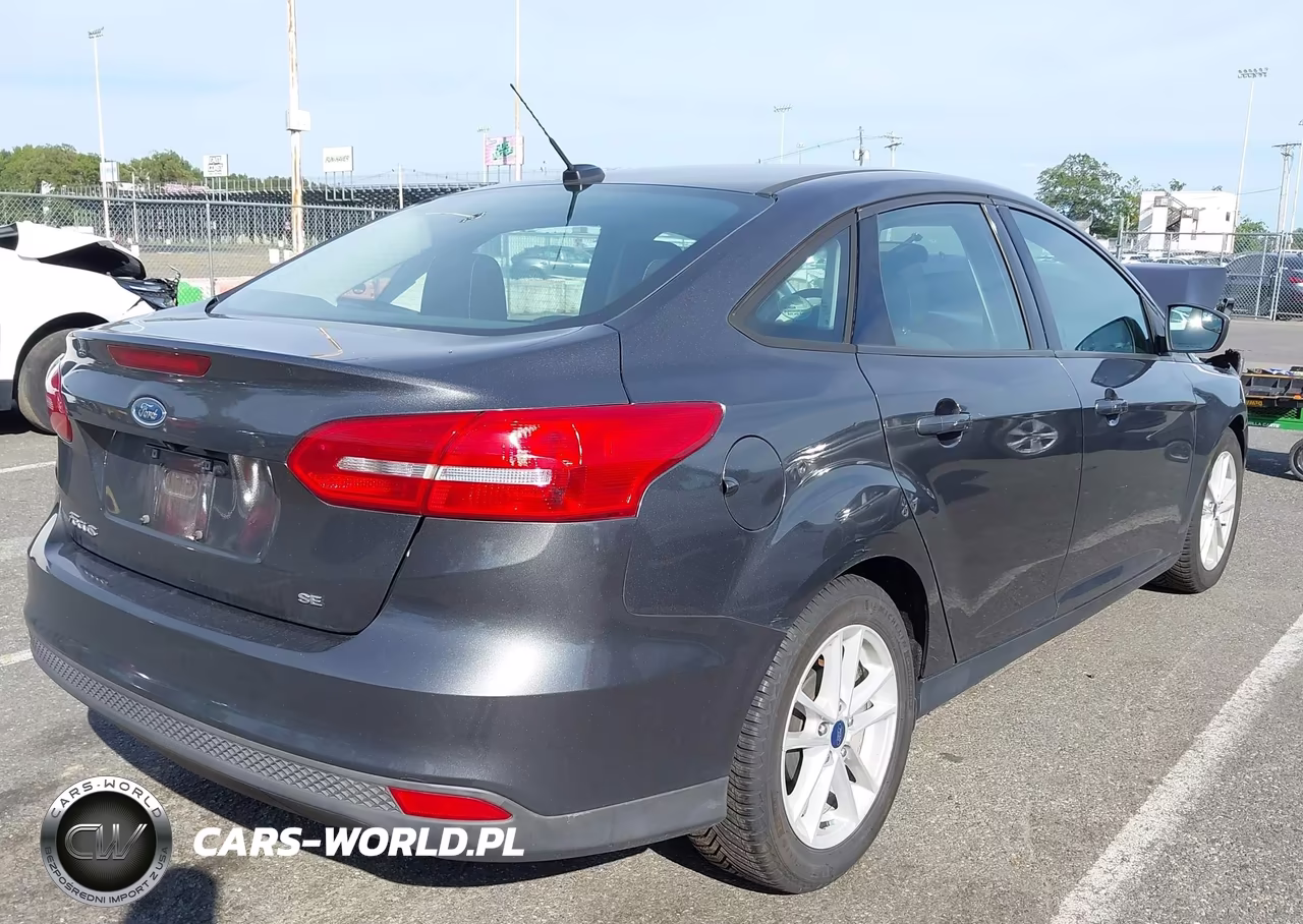 2018 Ford Focus Se VIN:1FADP3F21JL288608 - 4