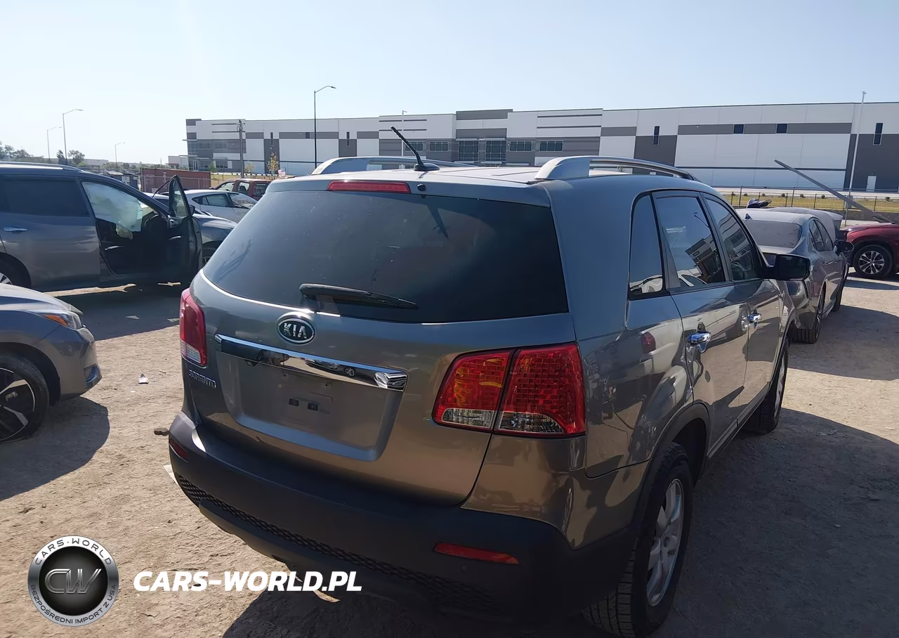 2011 Kia Sorento Lx VIN:5XYKT4A12BG098623 - 4