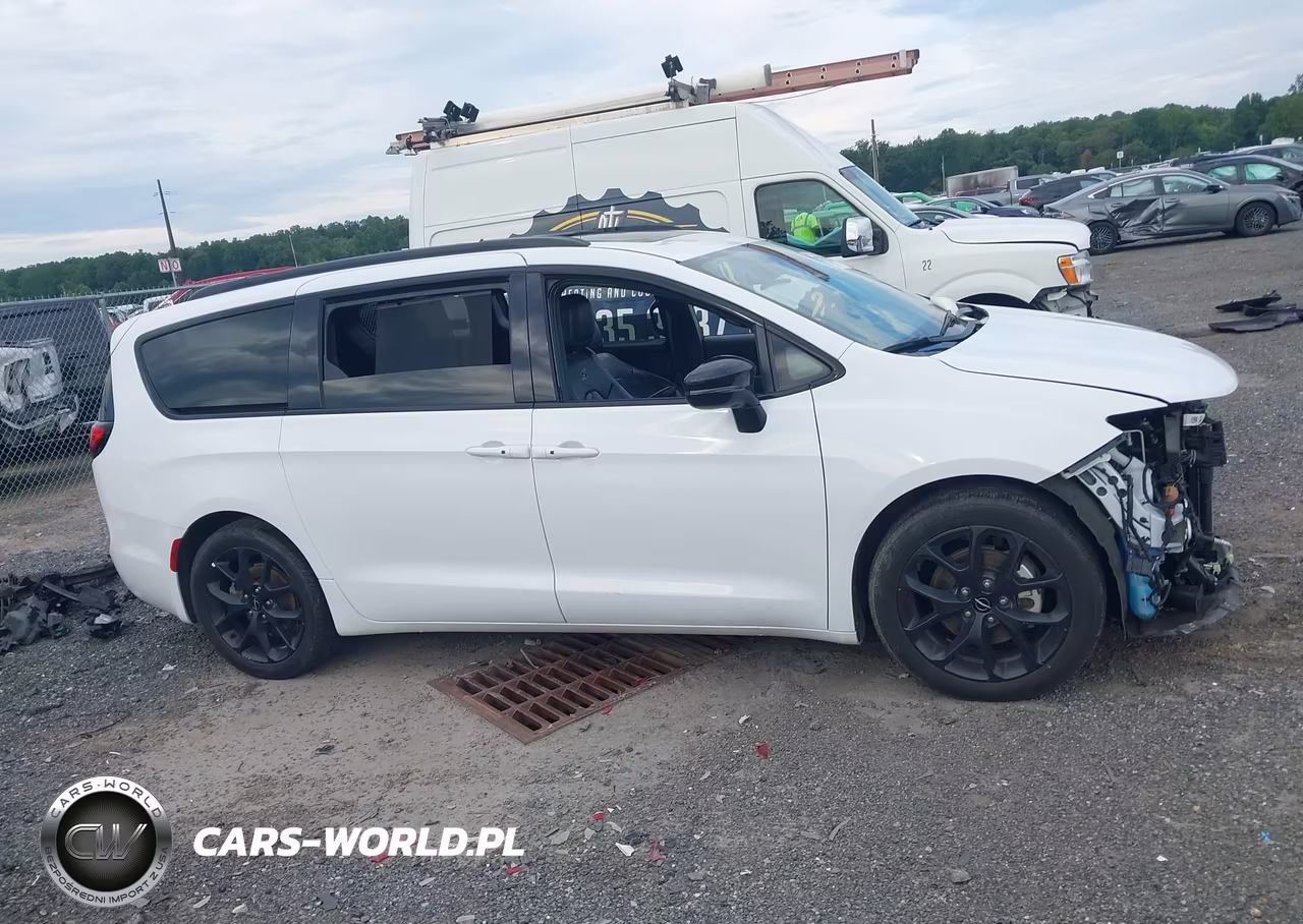 2025 Chrysler Pacifica Limited VIN:2C4RC1GG2SR535217 - 13