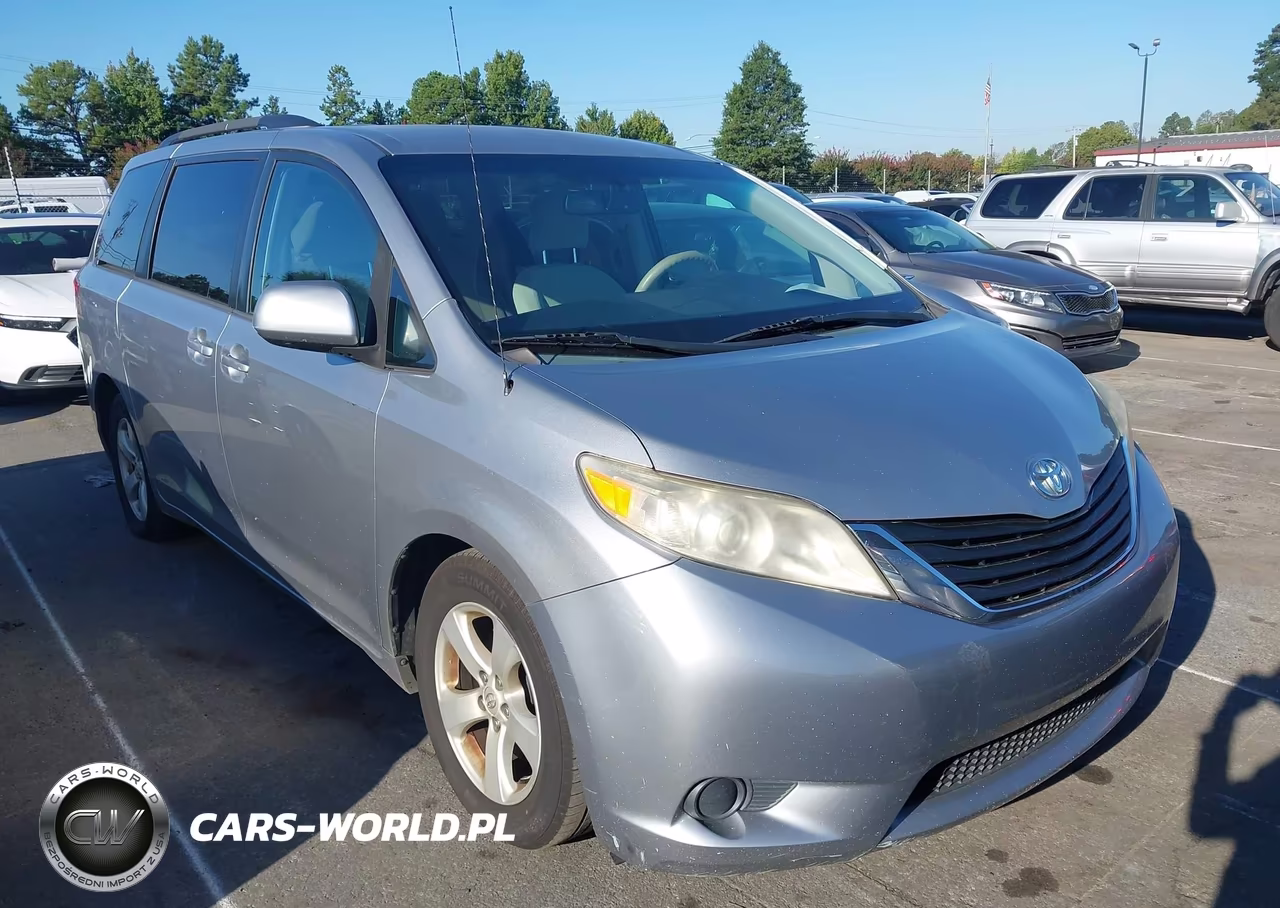 2013 Toyota Sienna Le V6 8 Passenger