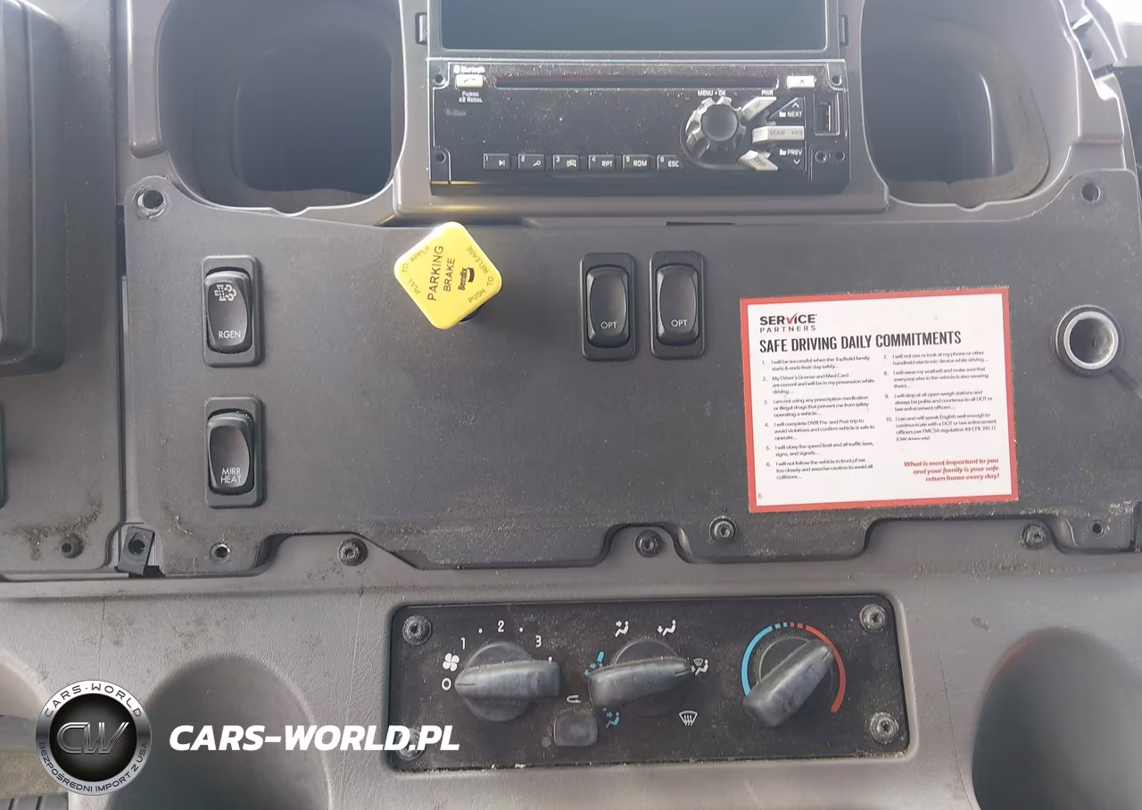 2019 Freightliner M2 106 VIN:1FVACWD20KHKX9114 - 12