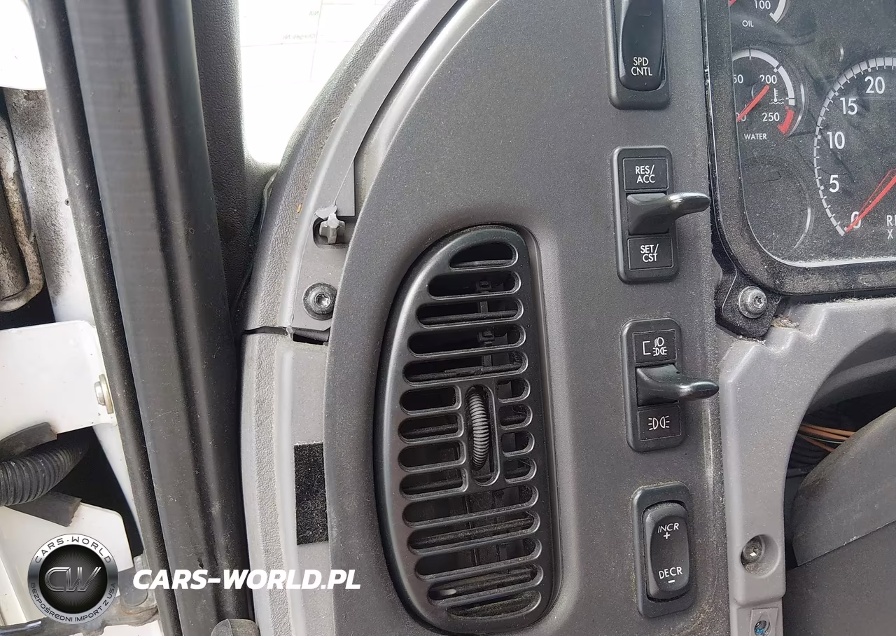 2019 Freightliner M2 106 VIN:1FVACWD20KHKX9114 - 13